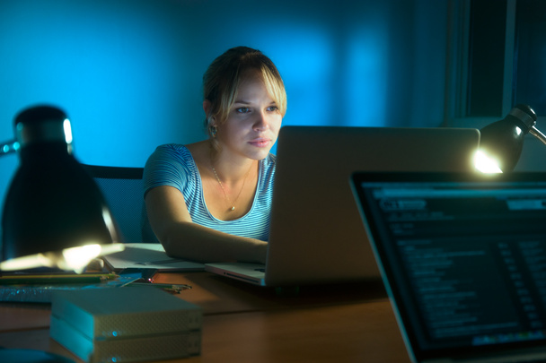 Vrouw schrijven op laptopcomputer laat in de nacht - Foto, afbeelding
