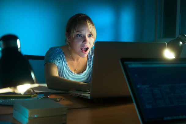 Mulher assistindo mensagem chocante na rede social noite tardia
 - Foto, Imagem