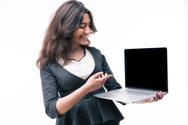 Businesswoman pointing on the laptop screen - Фото, зображення