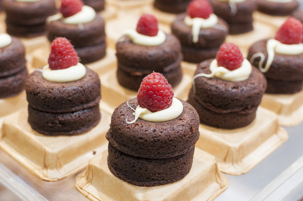 Schokoladenkuchen mit Sahne und Himbeere  - Foto, Bild