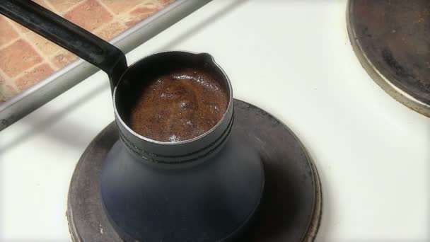Προετοιμασία καφέ στο παλιό χάλκινο Turka - Πλάνα, βίντεο