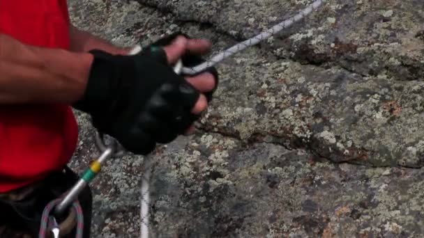 Homme se préparant à grimper
 - Séquence, vidéo