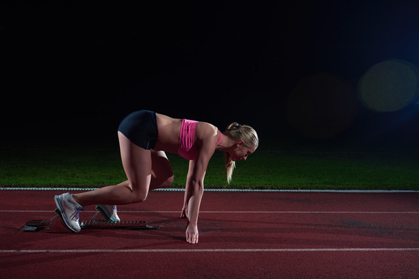 kadın sprinter başlayan blok bırakarak - Fotoğraf, Görsel