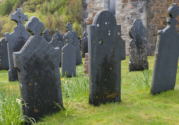 Cemitério Ballachulish com Gravestones pretos
 - Foto, Imagem