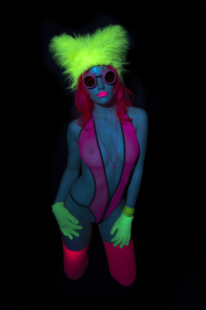 сексуальный неоновый UV пылает танцор  - Фото, изображение