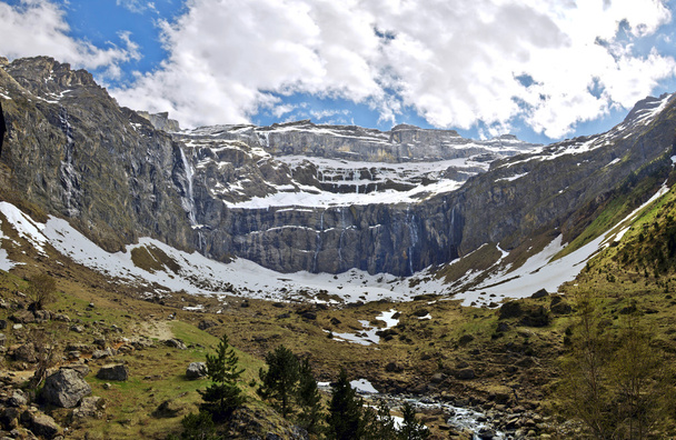 Panorama du Cirque de Gavarnie avec cascades, glaciers et rivières
  - Photo, image