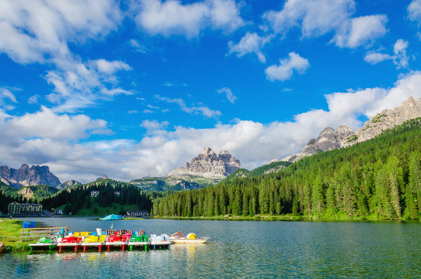 Pedales de colores en el lago Misurina, Dolomitas, Italia
 - Foto, Imagen