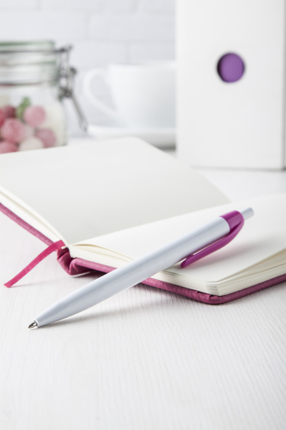 różowy długopis z notebooka różowy - Zdjęcie, obraz