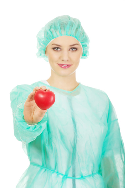 Female doctor with heart model. - Φωτογραφία, εικόνα