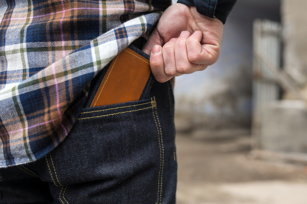 Homem confiante posando em jeans selvedge - Foto, Imagem