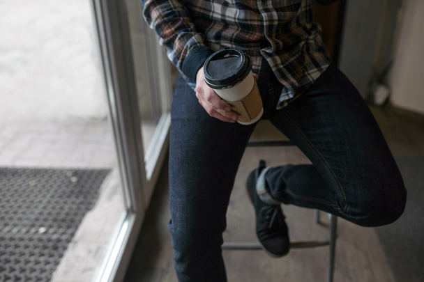 Homem confiante posando em jeans selvedge - Foto, Imagem