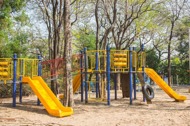 Parque infantil no parque público
 - Foto, Imagem