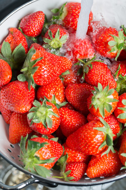 Erdbeeren putzen - Foto, Bild