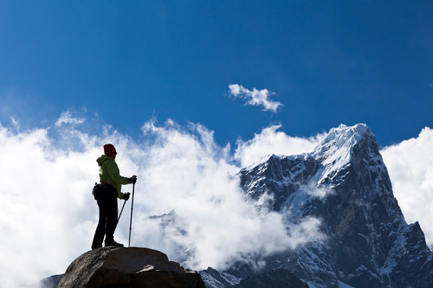 女性のヒマラヤ山脈でのハイキング - 写真・画像