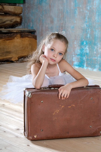 Pequena bailarina adorável com suitcas vintage velho
 - Foto, Imagem