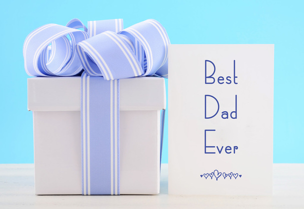 Happy Fathers Day Gift met blauwe en witte lint - Foto, afbeelding