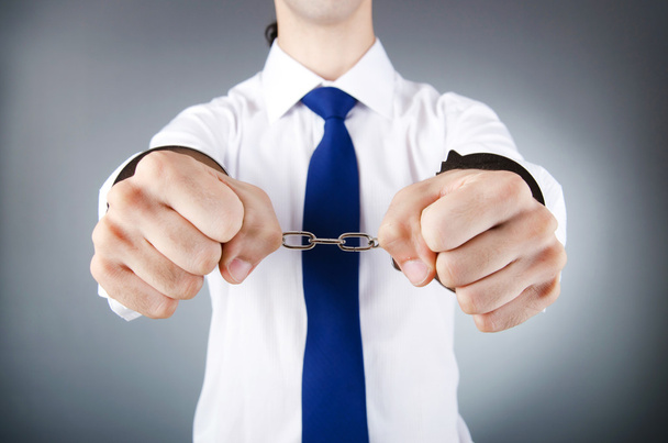 Бізнесмен в наручниках за свої злочини
 - Фото, зображення