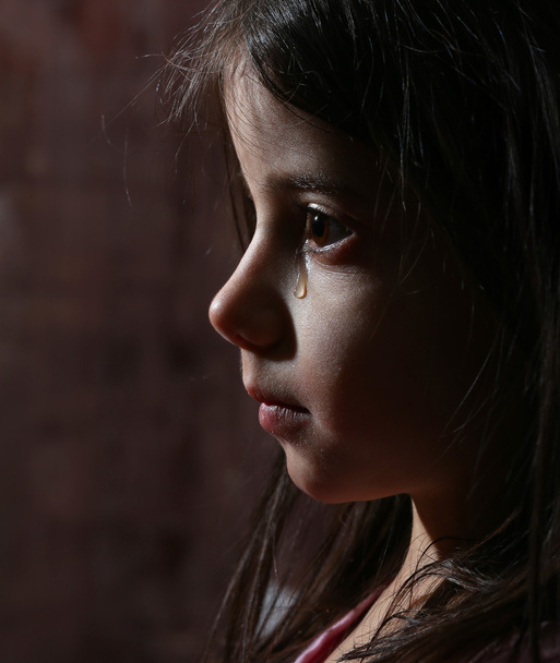 дівчина плаче в темряві
 - Фото, зображення