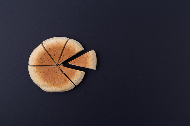 corte de pão na forma de gráfico de torta na placa traseira
  - Foto, Imagem