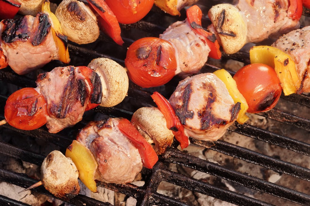 Wieprzowina i warzywa szaszłyki na grilla do gotowania - Zdjęcie, obraz