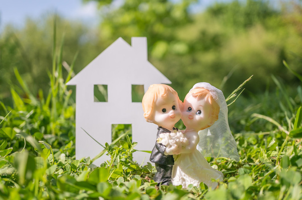Mariés figurine de couple marié déménageant dans la maison
 - Photo, image