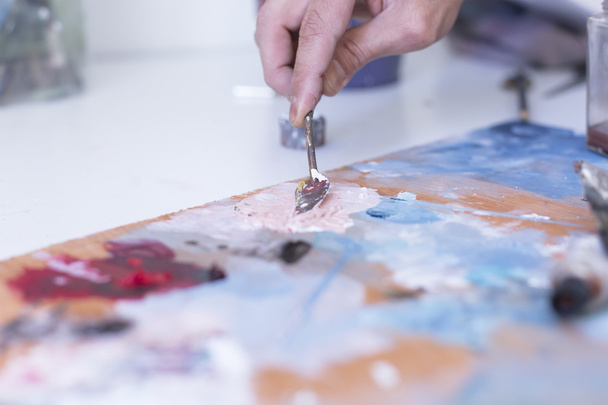 Painter mixing paint - painting session - 写真・画像