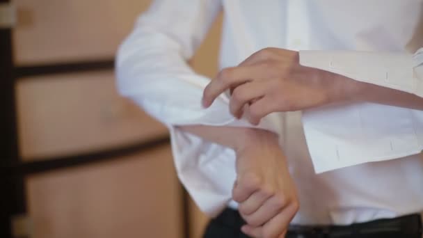 Feche a mão de um noivo de homem enquanto fixa o manguito
 - Filmagem, Vídeo