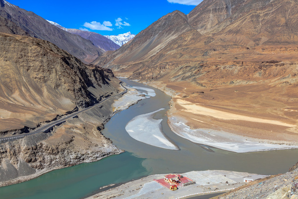 Confluence of River Zanskar and River Indus - 写真・画像