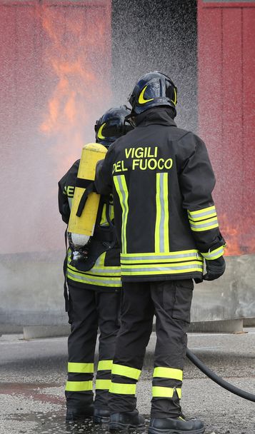 bomberos con botellas de oxígeno fuera del fuego durante un entrenamiento
  - Foto, Imagen