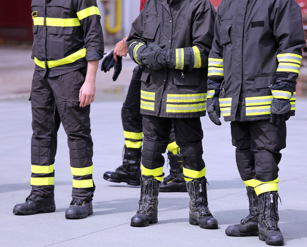 laarzen van Italiaanse brandweerlieden in de brandweerkazerne - Foto, afbeelding