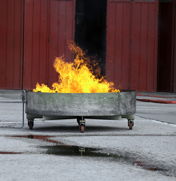 μπανιέρα γεμάτη φλόγες και φωτιά κατά τη διάρκεια το τρυπάνι πυρκαγιάς σε το firehou - Φωτογραφία, εικόνα