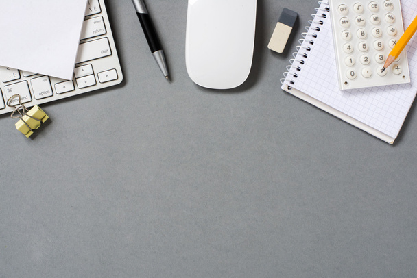 Tastiera, mouse e forniture per ufficio su Grey Desk
 - Foto, immagini