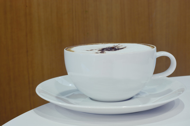 bílý hrnek cappuccino káva na stole - Fotografie, Obrázek