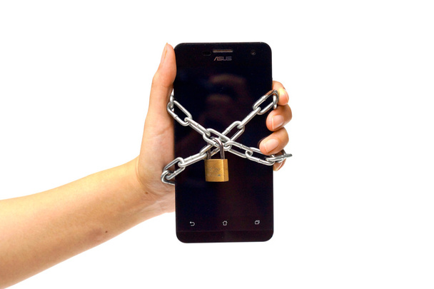 mano sosteniendo un smartphone encadenado
 - Foto, Imagen