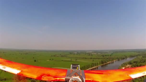 Vliegtuig drone vlucht over de rivier. POV Fpv clip - Video