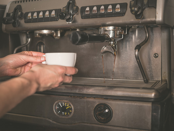 Kezek csésze kávéfőző alá helyezés - Fotó, kép