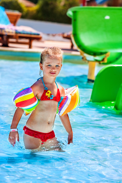 Ребенок с повязками играет в бассейне
. - Фото, изображение