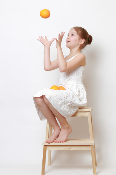Niño sosteniendo eco naranja
 - Foto, imagen