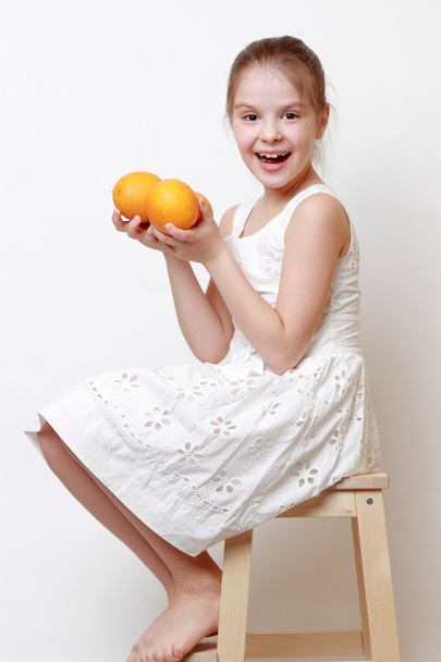 Kid holding eco orange - Foto, afbeelding