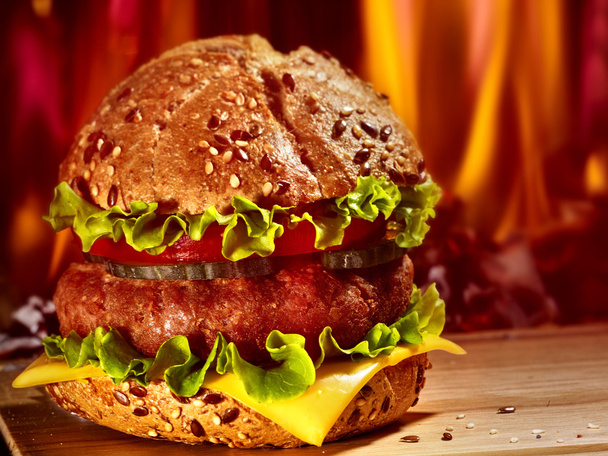 Hamburger avec jambon sur planche en bois
 . - Photo, image