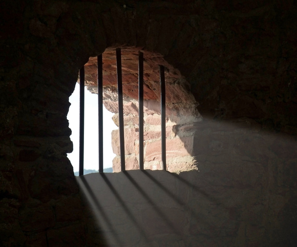 Окно с решеткой в замке Вертхайм
 - Фото, изображение