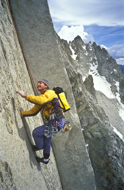 βράχο ορειβάτης σκαρφαλωμένο σε ένα βράχο. - Φωτογραφία, εικόνα