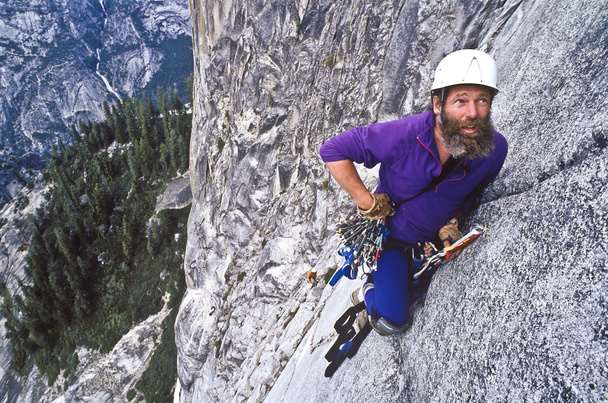 Bergsteiger erklimmt halbe Kuppel. - Foto, Bild