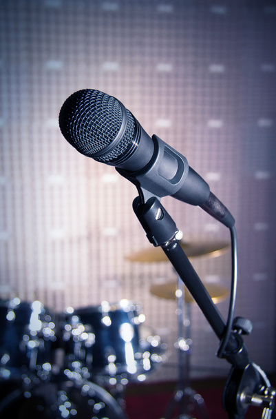 Σύγχρονη μικρόφωνο στο στούντιο ηχογράφησης - Φωτογραφία, εικόνα