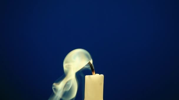 candle close-up on blue - Séquence, vidéo