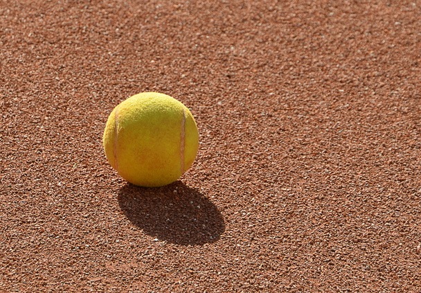 detail of one tennis ball on the clay tennis field - Foto, Imagem