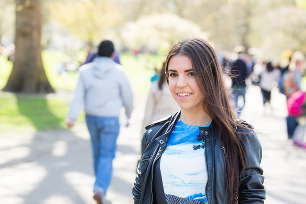Young woman walking at park in London - Foto, Bild