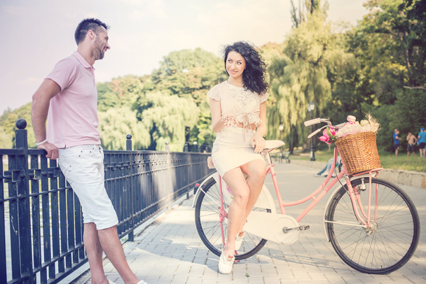 Para z różowy starodawny rowerów w parku lato - Zdjęcie, obraz