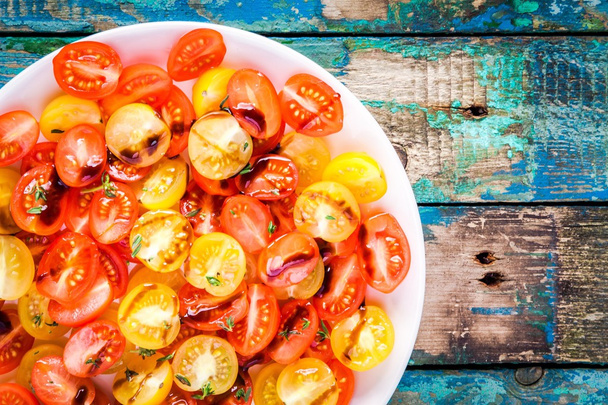 Sałatka ekologicznej pomidorów cherry z oliwy z oliwek i sosem balsamicznym zbliżenie - Zdjęcie, obraz