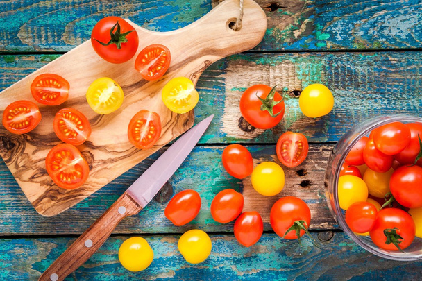 żółte i czerwone pomidory cięte na pokładzie cięcia  - Zdjęcie, obraz